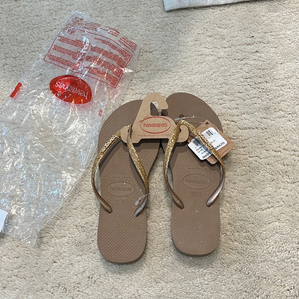 Never worn rose gold Havaianas flip flops with tags